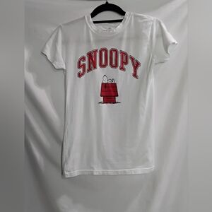 Peanuts Snoopy Relaxing on Dog House White Red Ladies Size Medium Tshirt